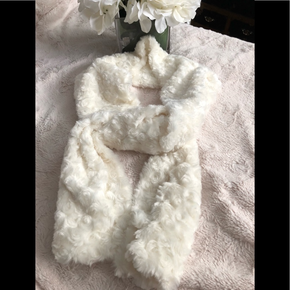 NWOT Charlie Paige faux fur short scarf